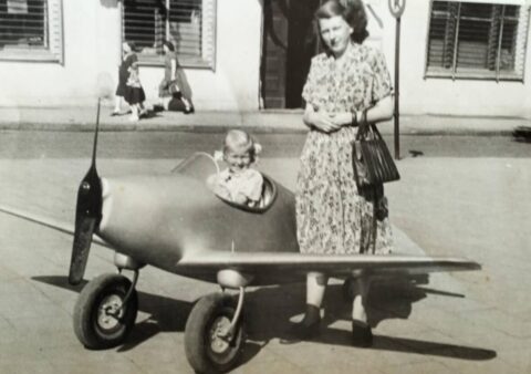 Bydgoszczanie na starych zdjęciach – rok 1954. „Moja siostra miała wtedy fryzurę zwaną Tola”