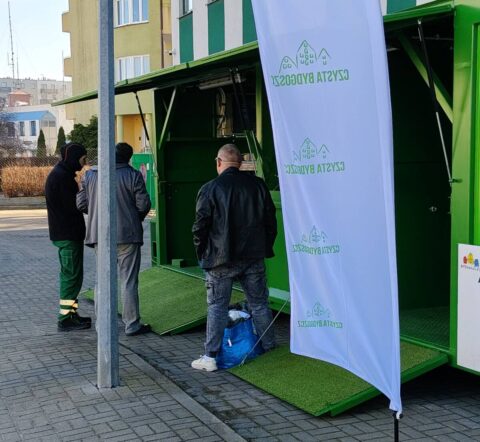 Pierwszy dzień działania mobilnych PSZOK: „Ludzie przychodzą od godziny 10”