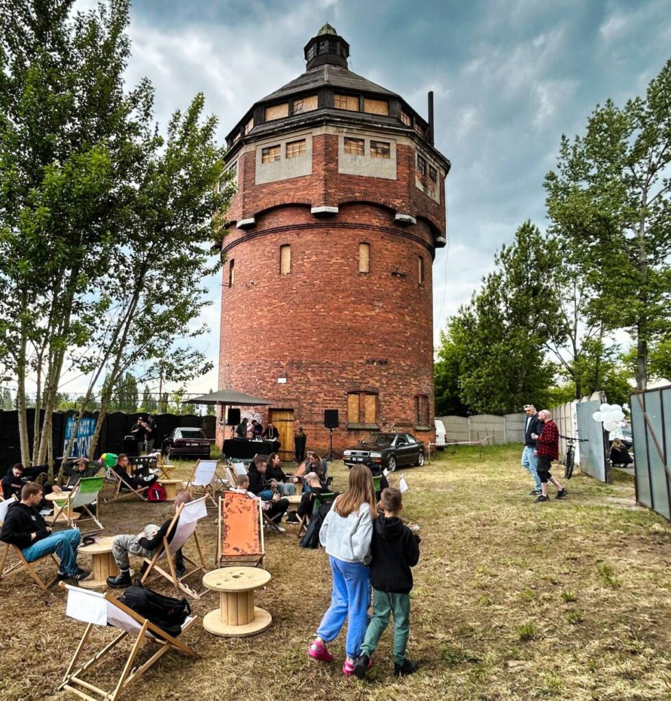 Wierzą w „Wieżę Bez Ciśnień”. W obiekcie przy ul. Inwalidów pojawiło się światło. Po ponad 40 latach