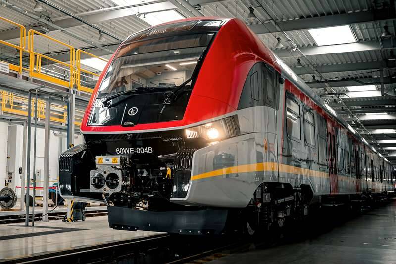 Elektryczne pociągi z Pesy docierają do odbiorców. Będą wozić pasażerów w Łodzi i okolicach oraz Rumunii