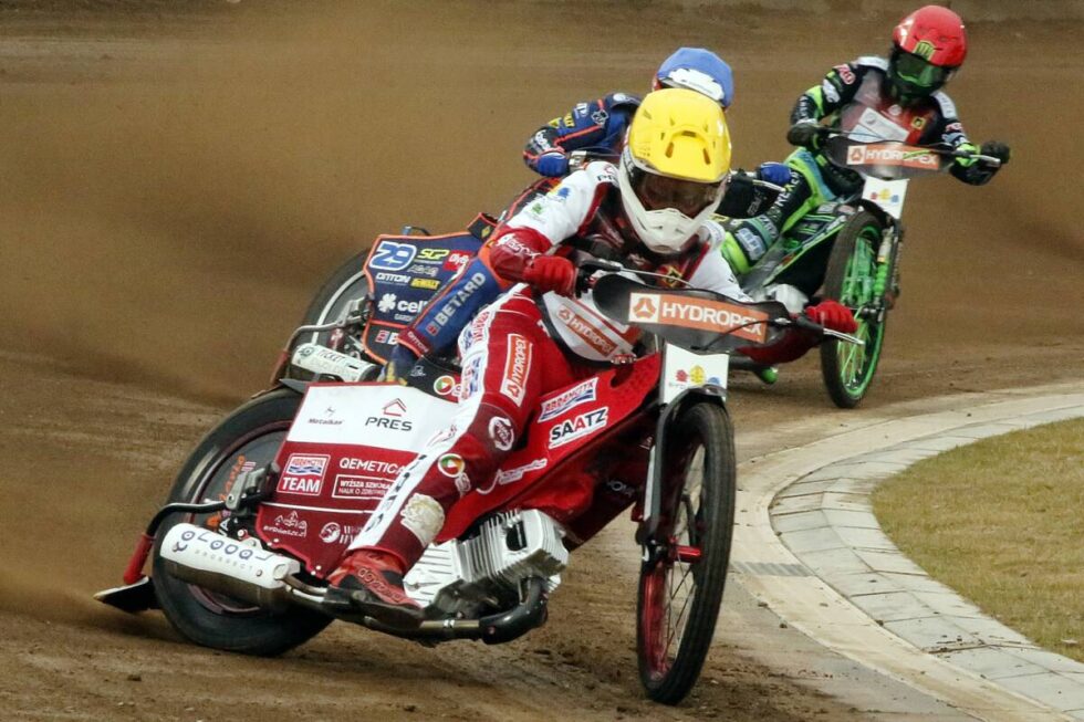 Wielka stawka i ważna decyzja. Żużlowcy Abramczyk Polonii stoją pod taśmą. A na mecie – ekstraliga