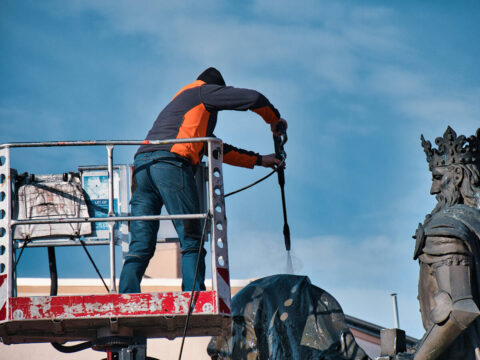 Czyszczenie pomnika Kazimierza Wielkiego