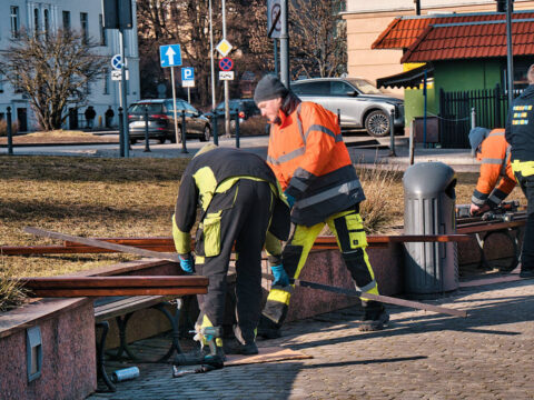 Czyszczenie pomnika Kazimierza Wielkiego