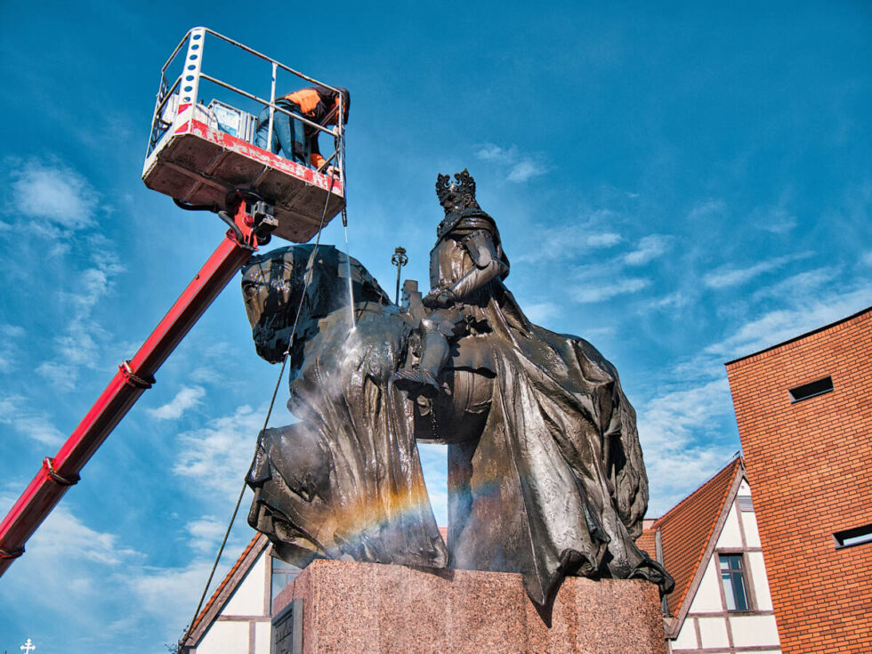 Przed imieninami władcy wyczyścili Pomnik Kazimierza Wielkiego