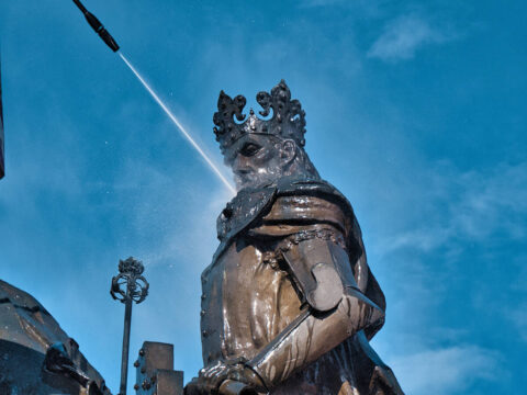 Czyszczenie pomnika Kazimierza Wielkiego