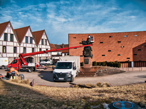 Czyszczenie pomnika Kazimierza Wielkiego