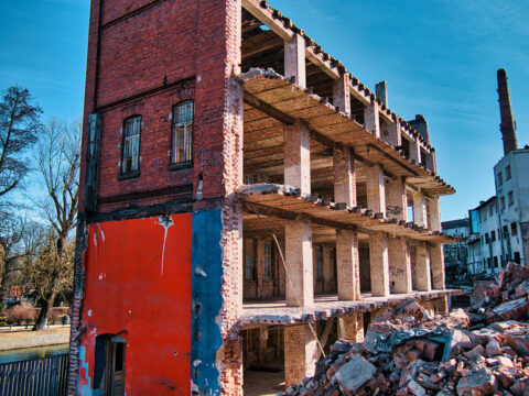 Coraz mniej zostaje z dawnej farbiarni Koppa. Trwa rozbiórka budynku [ZDJĘCIA]