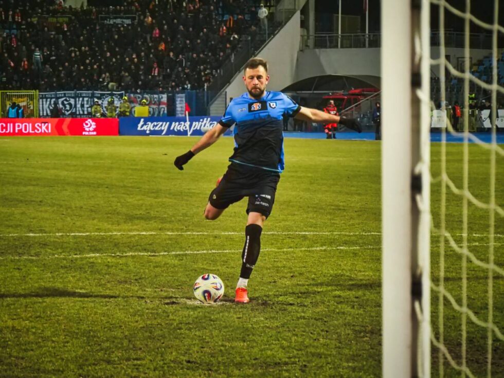 Zawisza strzela gola z rzutu rożnego i ucieka rywalom. Enea Abramczyk Astoria już w półfinale I ligi koszykarzy