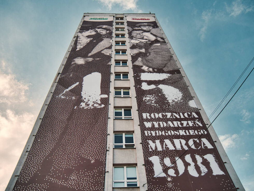 Rok Bydgoskiego Marca. Jubileuszowe banery zawisły na wieżowcu Urzędu Wojewódzkiego