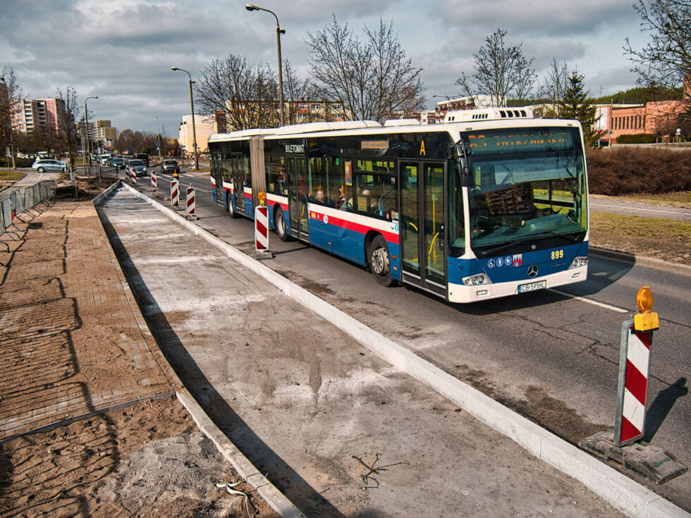Nowe przystanki autobusowe w Fordonie. Widać je coraz wyraźniej [ZDJĘCIA]