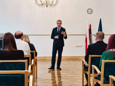 Cyfrowy świat w rękach młodego pokolenia. Wicepremier Krzysztof Gawkowski z wizytą w bydgoskiej „Dwójce”