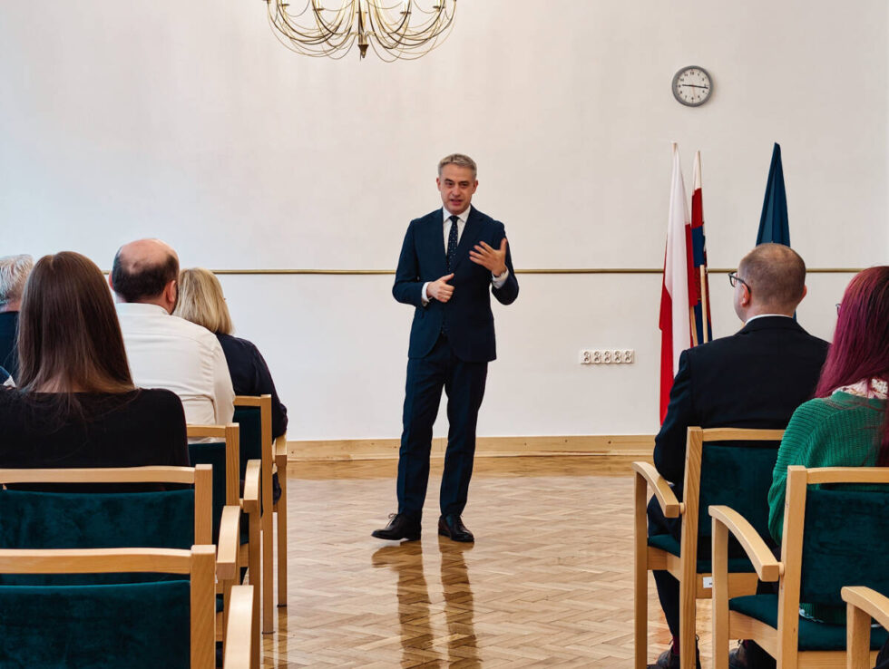 Cyfrowy świat w rękach młodego pokolenia. Wicepremier Krzysztof Gawkowski z wizytą w bydgoskiej „Dwójce”