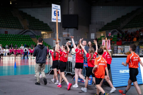 Biały Miś 2026. Uczniowie z „szesnastki” obronili w finale tytuł. Będą reprezentować nasze miasto na etapie wojewódzkim [ZDJĘCIA]