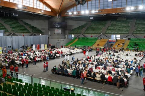 Wielkanocne śniadanie dla potrzebujących. Ponad tysiąc dwieście osób zasiadło przy stołach w hali Immobile Łuczniczka