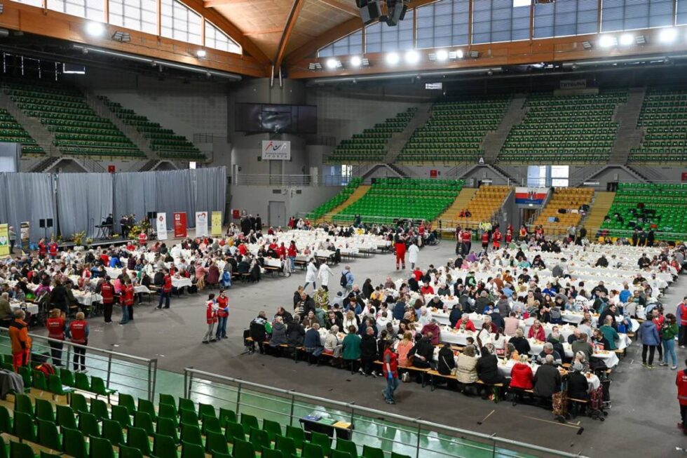 Wielkanocne śniadanie dla potrzebujących. Ponad tysiąc dwieście osób zasiadło przy stołach w hali Immobile Łuczniczka