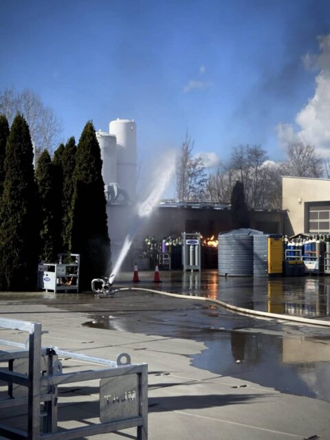 Wielka akcja strażaków. Pożar butli z acetylenem ugaszony. Trwa ich schładzanie