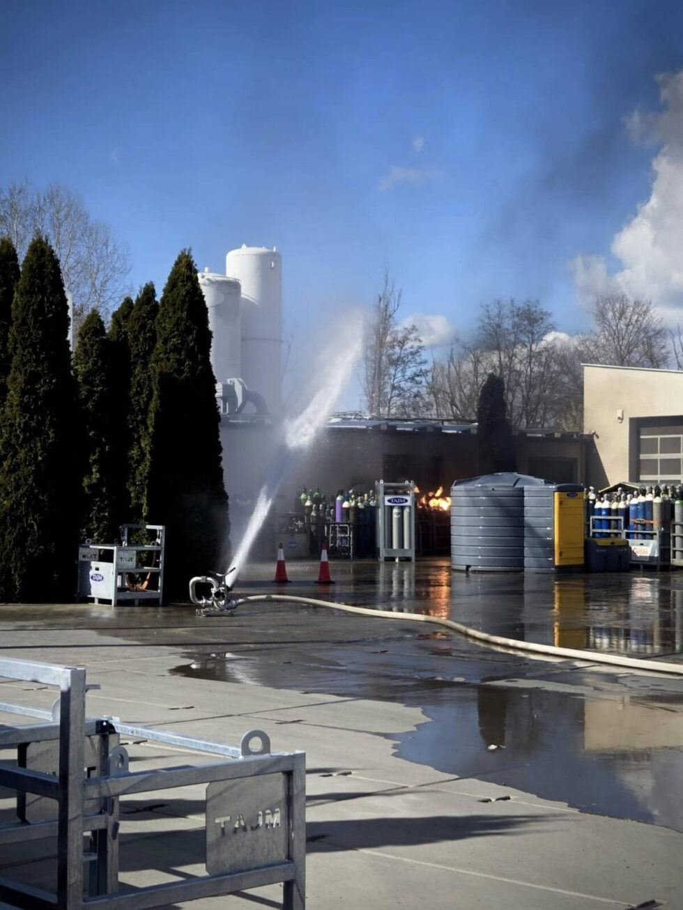 Wielka akcja strażaków. Pożar butli z acetylenem ugaszony. Trwa ich schładzanie