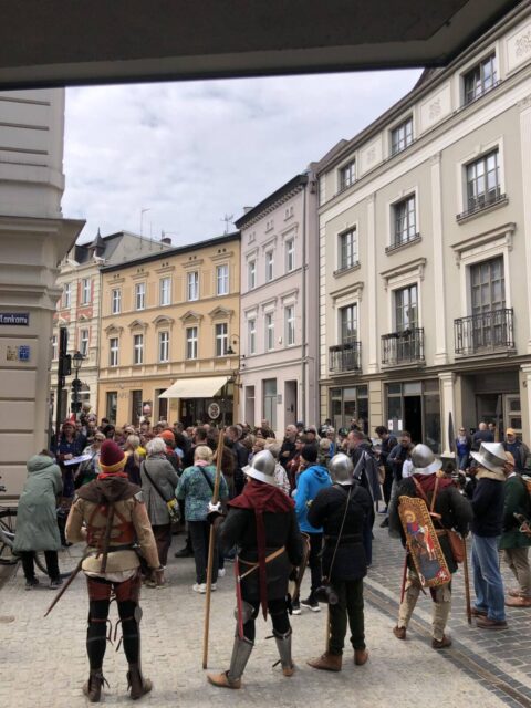 680. urodziny Bydgoszczy. Walczyli na miecze, opowiadali o dawnym mieście i jego fortyfikacjach [ZDJĘCIA]