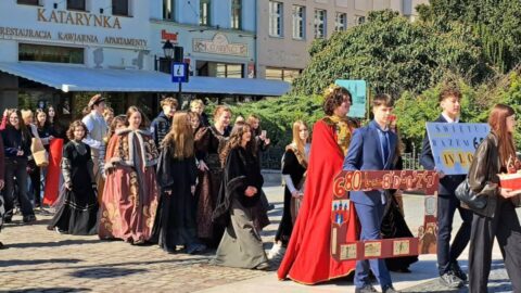 Licealiści rozpoczęli świętowanie urodzin Bydgoszczy. Po 680 latach Kazimierz Wielki zwiedził miasto ze swoim dworem