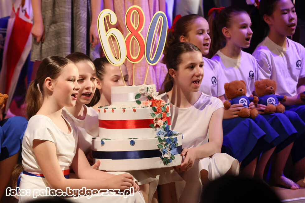 „Chodźmy chodzić po Bydgoszczy”. Młodzi artyści uczcili 680. urodziny miasta w Pałacu Młodzieży [ZDJĘCIA]