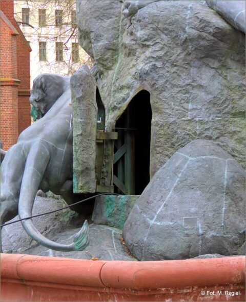 Najbardziej tajemnicze drzwi w Bydgoszczy. Niewielu wie, że istnieją. Otwierane zaledwie kilka razy w roku