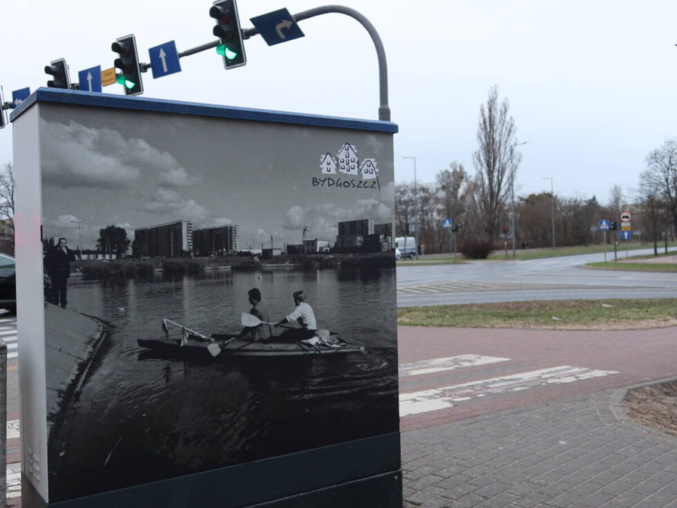 Stare Bartodzieje na skrzynkach energetycznych. Pokazują osiedle z dawnych lat [ZDJĘCIA]