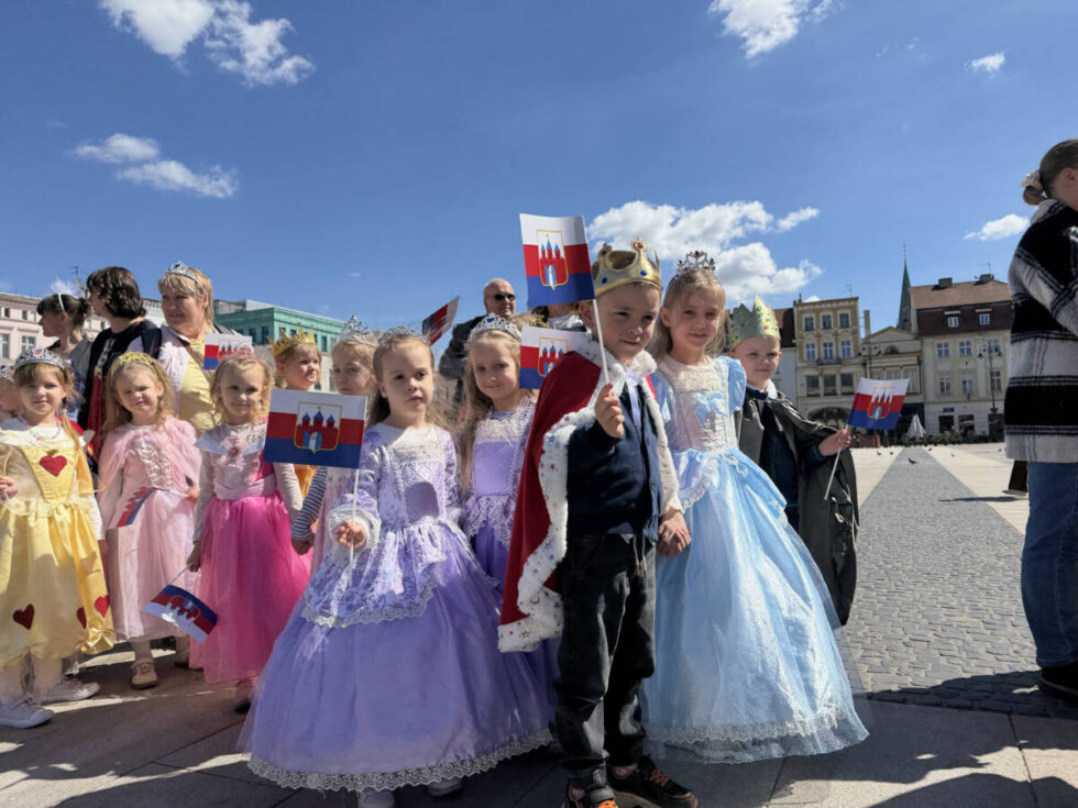 Królewski korowód w sercu Bydgoszczy. Najmłodsi świętują 680. urodziny naszego miasta [ZDJĘCIA]
