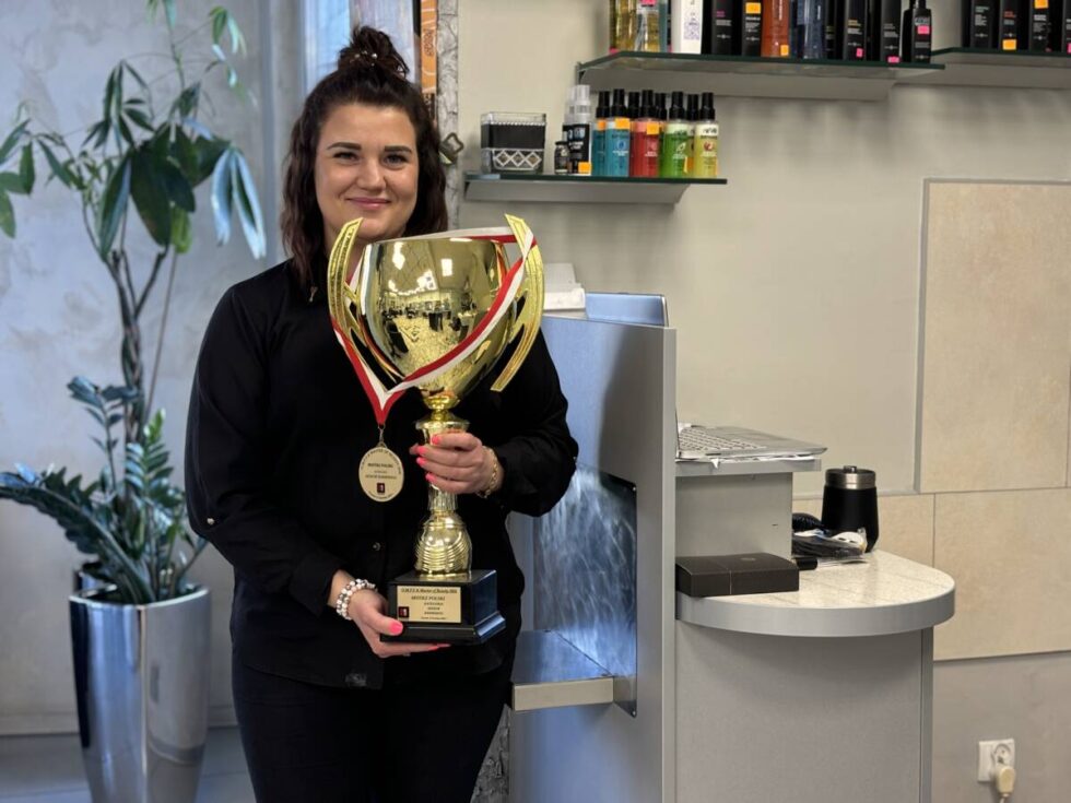 Pompadour na głowie zachwycił. Bydgoszczanka mistrzynią Polski we fryzjerstwie i barberstwie