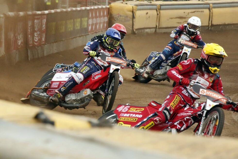 Abramczyk Polonia kontra Wilki Krosno. Najpierw kibice czekali dwie godziny, a potem zdumieni przecierali oczy