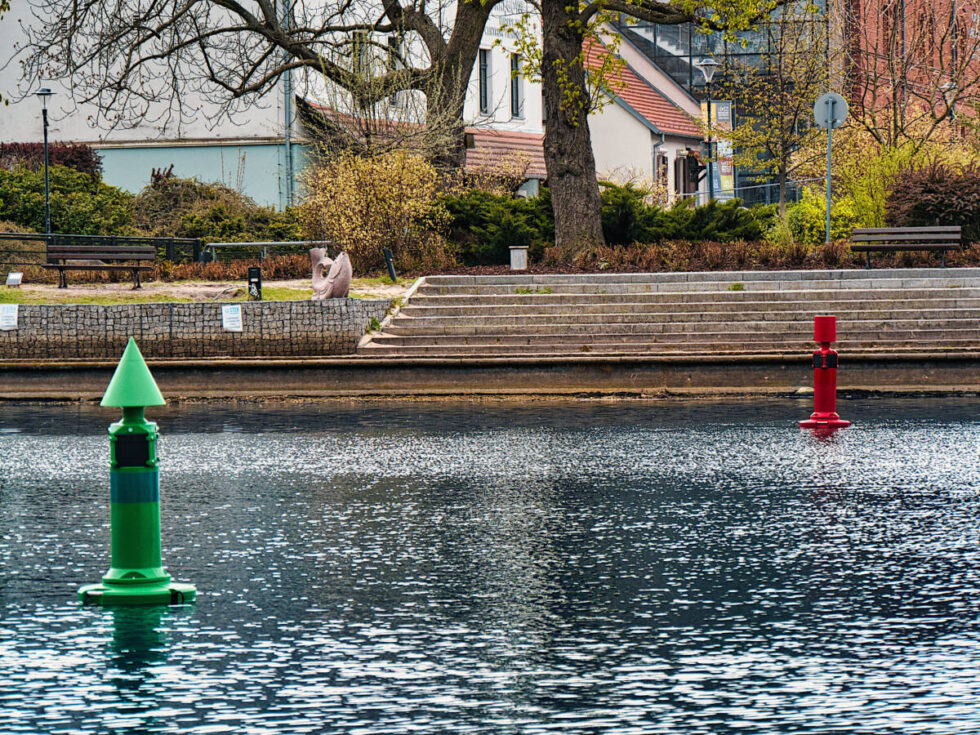 Czerwona i zielona boja na Brdzie przy Wyspie Młyńskiej – oznaczenie dla użytkowników szlaku wodnego