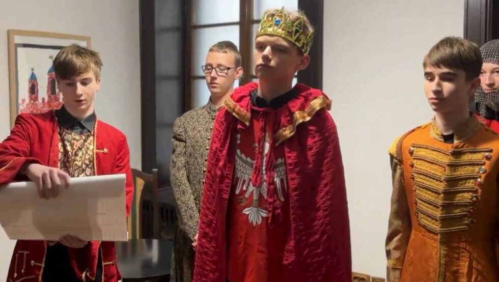 Uczniowie z Bydgoszczy przedstawili, jak nadano prawa miejskie w 1346 roku. „Pusta równina stała się miastem” [WIDEO]