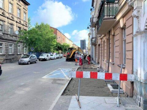 Remonty chodników w Bydgoszczy. Prace w Śródmieściu i innych osiedlach. Są też wskazania z Bydgoskiego Budżetu Obywatelskiego
