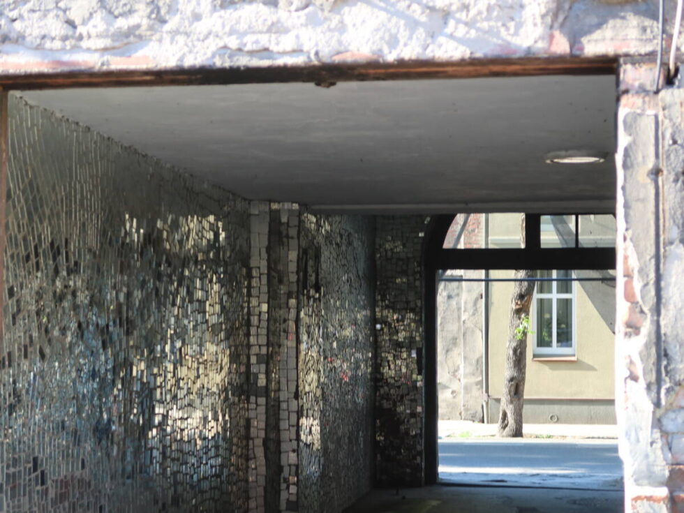 Słynna bydgoska kamienica z lustrami w bramie jest remontowana. Mieszkańcy i turyści często wykonują tam fotografie [ZDJĘCIA]