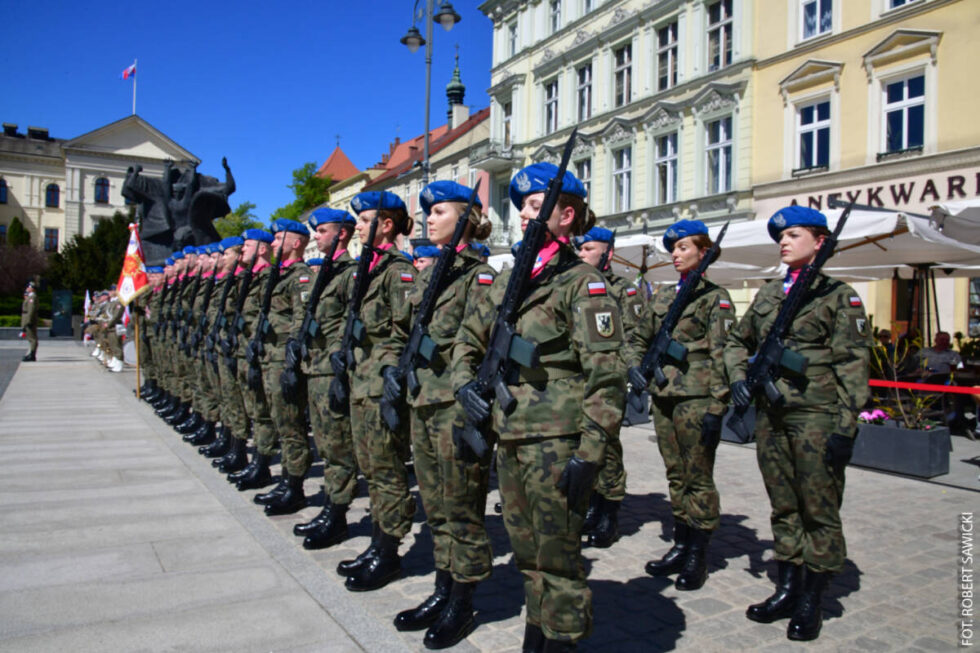 Dzień Flagi Rzeczypospolitej Polskiej. Świętowanie na Starym Rynku, a potem rodzinny rajd rowerowy [ZDJĘCIA]