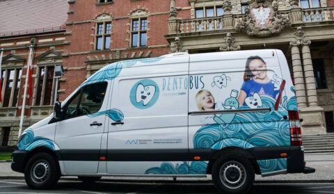 Dentobus przyjedzie do Bydgoszczy sprawdzić ząbki najmłodszych mieszkańców. Darmowa wizyta w mobilnym gabinecie