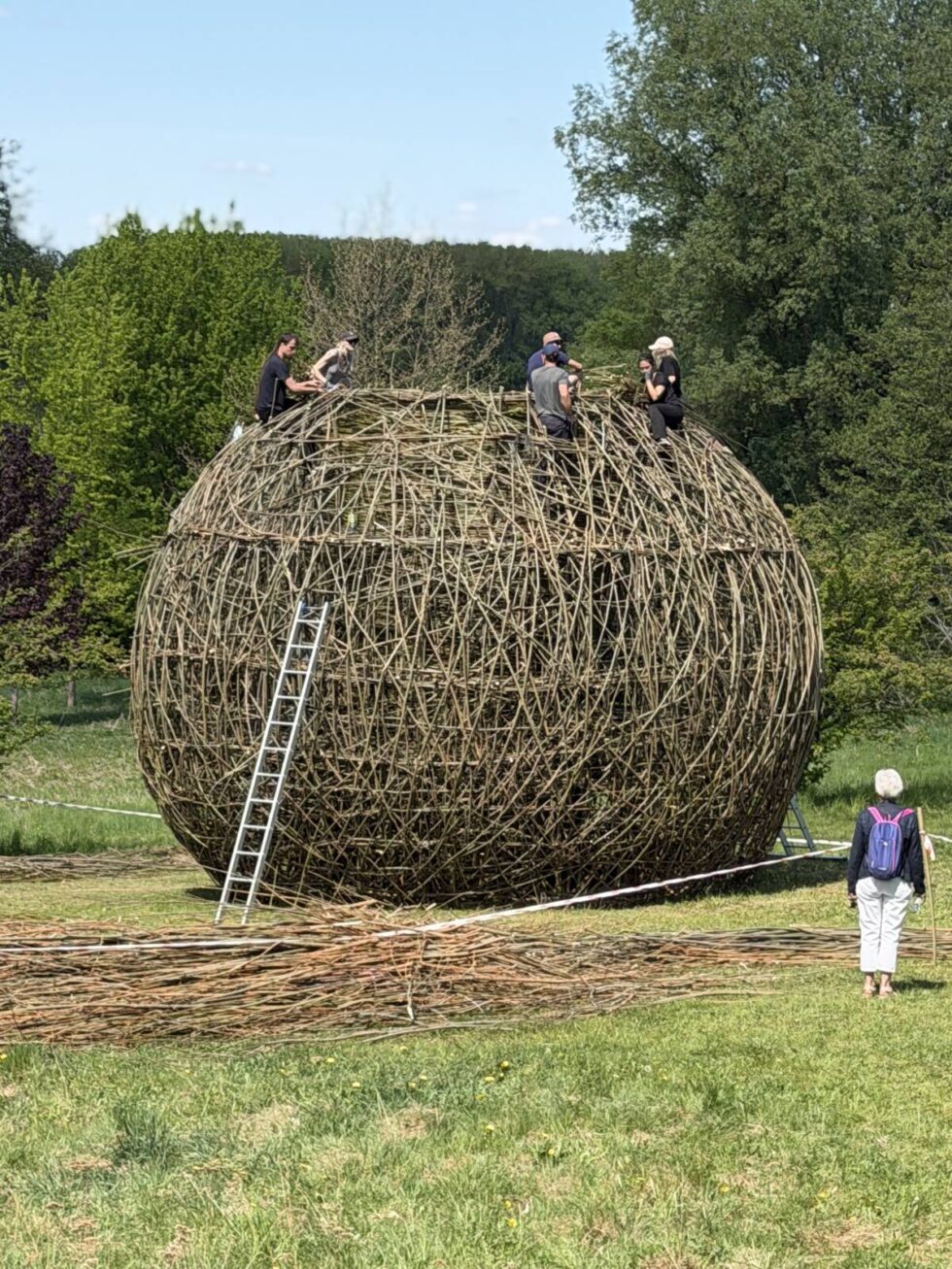 To monumentalne gniazdo jest schronieniem dla ludzi. Pięciotonowa rzeźba z wikliny już stoi w Ostromecku