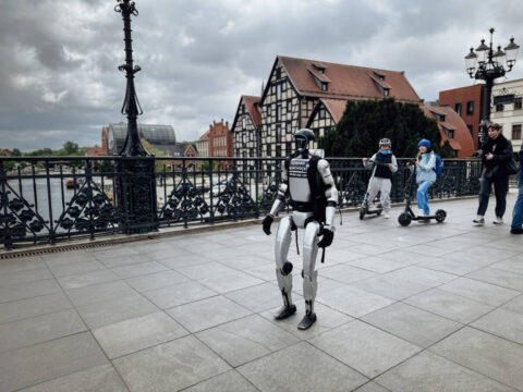 Edward Warchocki znów w Bydgoszczy. Humanoidalny robot spacerował po centrum miasta i zachwalał bydgoską wodę [WIDEO]