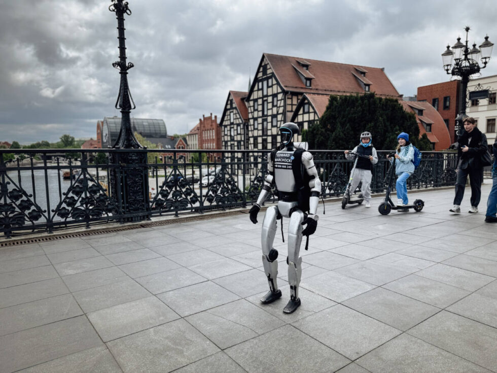 Edward Warchocki znów w Bydgoszczy. Humanoidalny robot spacerował po centrum miasta i zachwalał bydgoską wodę [WIDEO]