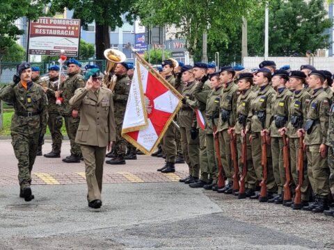 Mundury, musztra i pierwsze policyjne doświadczenia. Uroczyste zakończenie roku klas mundurowych w Bydgoszczy [zdjęcia]