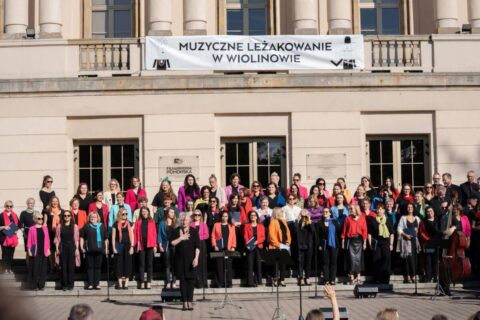 Nauczyciele zamienili szkolne klasy na scenę. Oryginalny chór wystąpił przed Filharmonią Pomorską