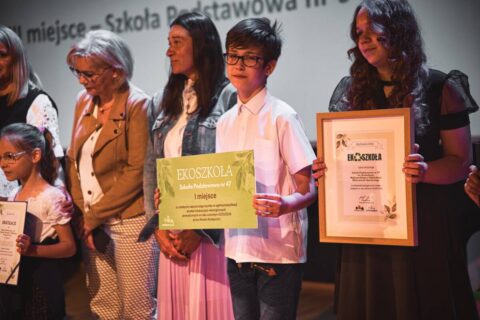 Bydgoszcz nagrodziła szkoły i przedszkola dbające o środowisko. EkoGala w Pałacu Młodzieży: „Zebrali osiem żubrów starych baterii” [ZDJĘCIA]