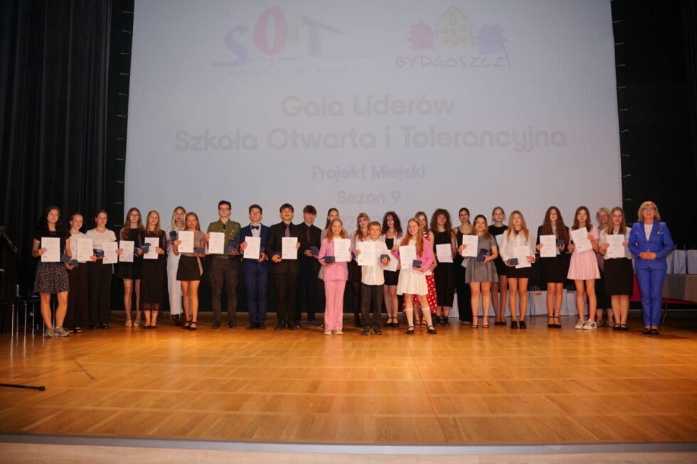 Młodzi liderzy otwartości i empatii nagrodzeni. Gala programu „Szkoła Otwarta i Tolerancyjna” w Pałacu Młodzieży [ZDJĘCIA]