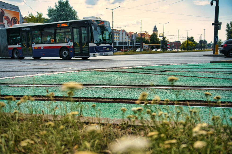 Kierowcy już nie pomylą torowiska z jezdnią – nowe oznakowanie na ulicy Garbary i Królowej Jadwigi