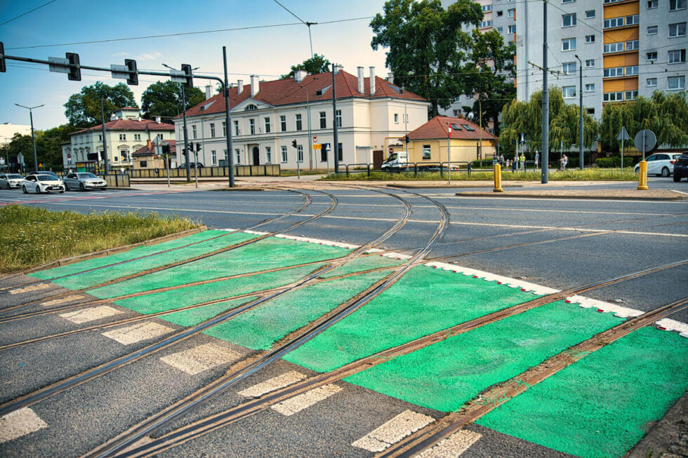 Kierowcy już nie pomylą torowiska z jezdnią – nowe oznakowanie na ulicy Garbary i Królowej Jadwigi