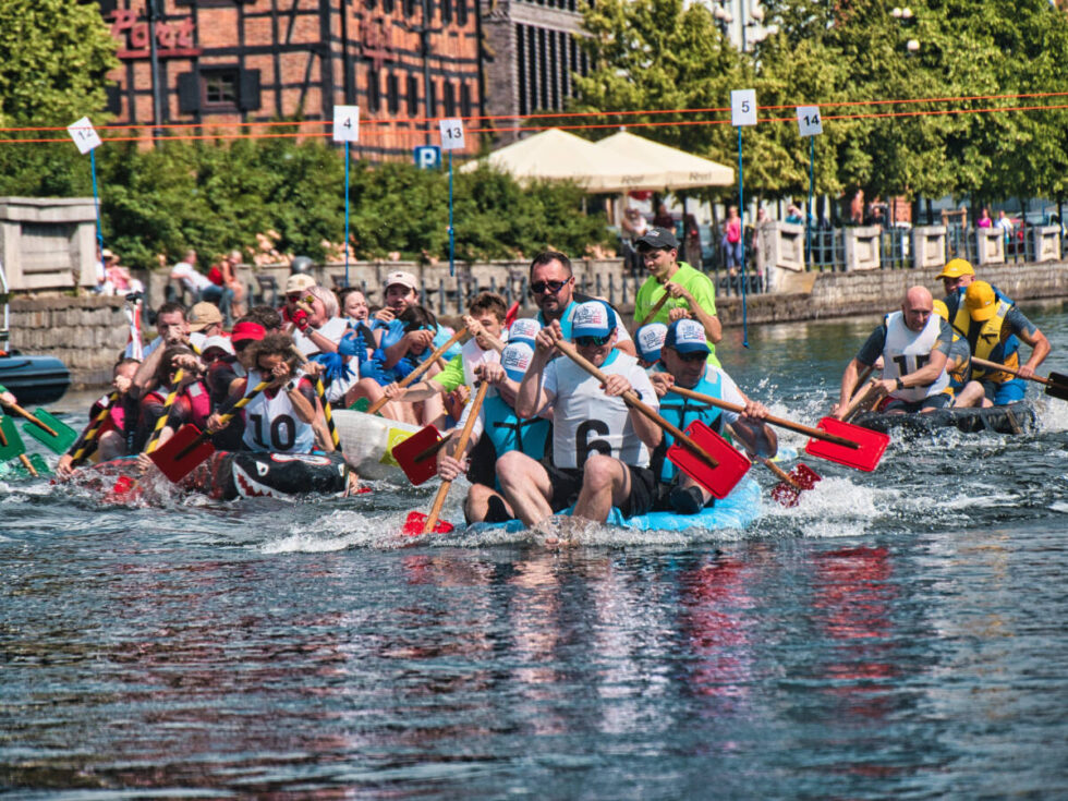 Ster na Bydgoszcz – drugi dzień wodnego festiwalu. Wielki Wyścig Butelkowy ściągnął tłumy nad Brdę [ZDJĘCIA]