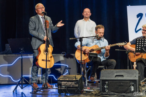 Janusz Tomas przywitał emeryturę z gitarą w ręku. Przez 25 lat z fotela dyrektorskiego prowadził bydgoską „Samochodówkę”
