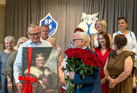 Miejskie zakończenie roku szkolnego w Bydgoszczy. „Dziś żegnamy osobę, która była sercem i kompasem naszej szkoły” [WIDEO, ZDJĘCIA]