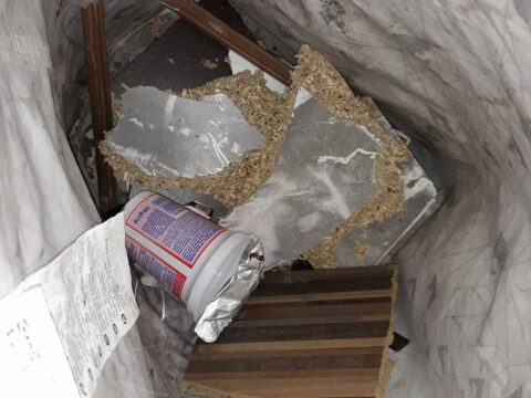Ekopatrol Straży Miejskiej na tropie. W piecu na Szwederowie znalazł przewody, plastikowe listwy i płyty meblowe