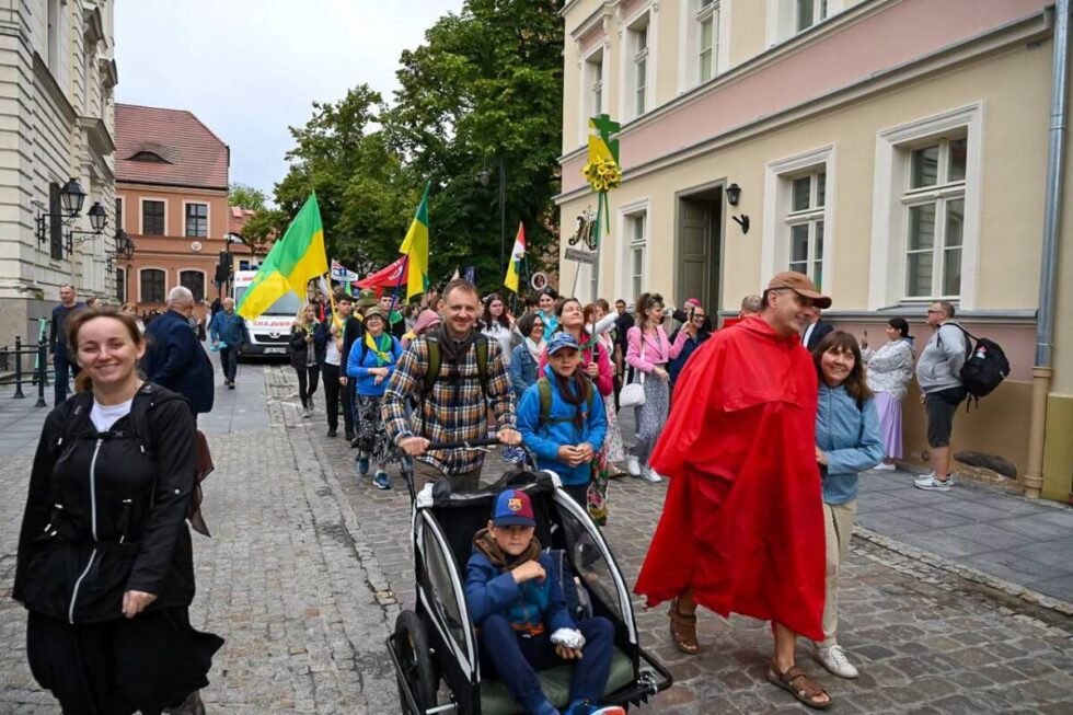 22. Piesza Pielgrzymka Diecezji Bydgoskiej na Jasną Górę. Prawie pół tysiąca osób wyruszyło z naszego miasta na pielgrzymi szlak [ZDJĘCIA]