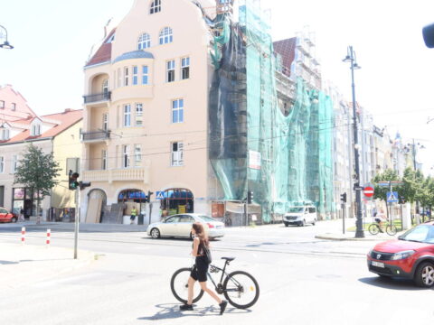 Hotel w kamienicy Rudolfa Kerna – inwestor odsłonił szczytową ścianę remontowanego budynku [ZDJĘCIA]